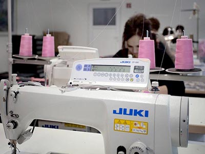 Sorgfältige Produktion in Handarbeit