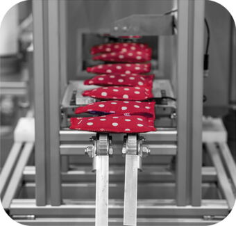 Photo d'une machine en niveaux de gris avec des coussins rouges à pois blancs